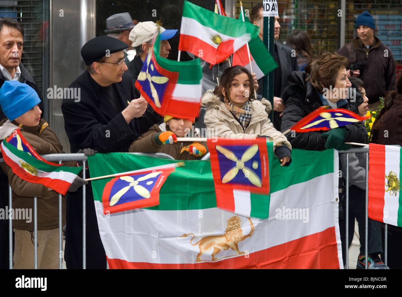 Iranisch-Amerikaner und Unterstützer bei der jährlichen persischen Parade an der Madison Avenue in New York Stockfoto Iranisch-Amerikaner und Unterstützer bei der jährlichen persischen Parade an der Madison Avenue in New York Stockfoto