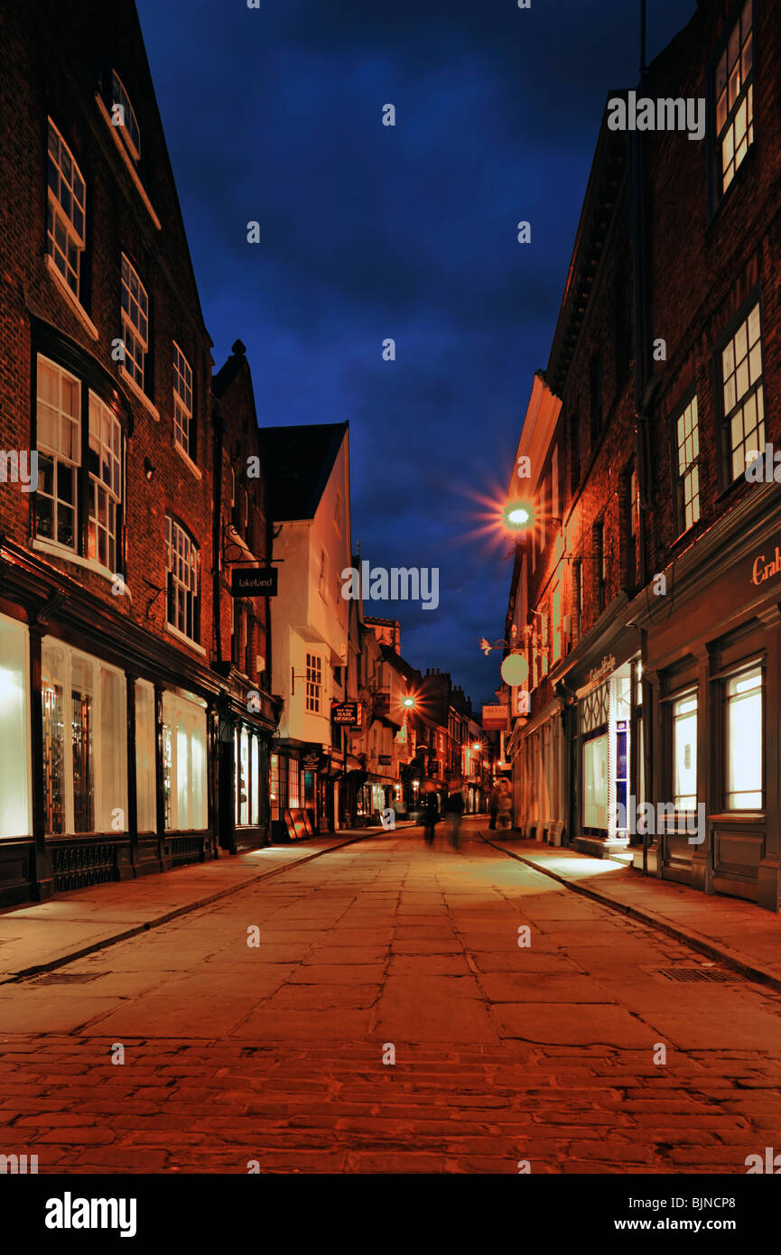 YORK, Großbritannien - 14. MÄRZ 2010: Quiet Street in City at Night Stockfoto