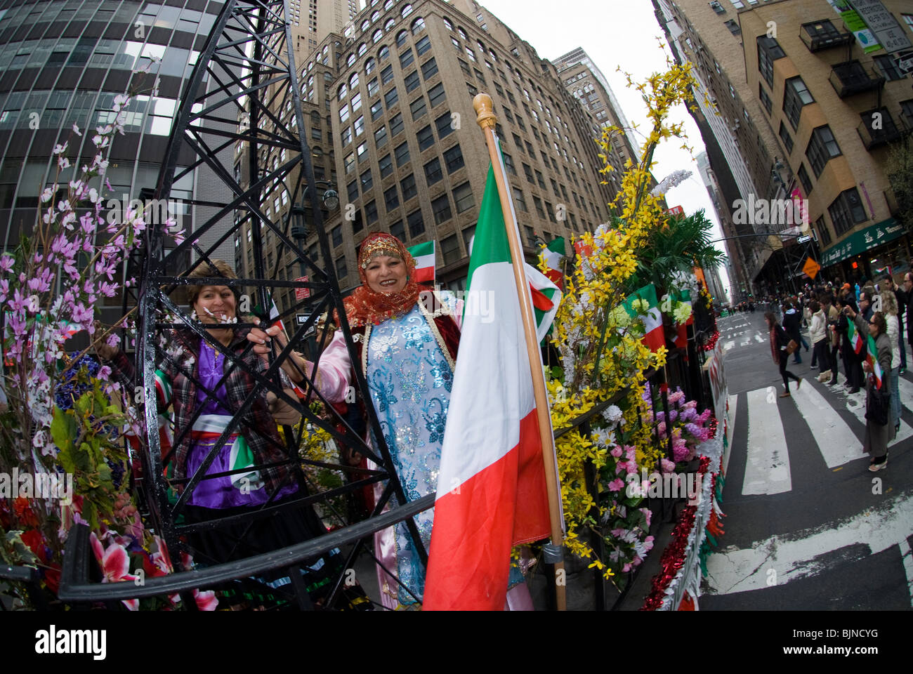 Iranisch-Amerikaner und Unterstützer bei der jährlichen persischen Parade an der Madison Avenue in New York Stockfoto Iranisch-Amerikaner und Unterstützer bei der jährlichen persischen Parade an der Madison Avenue in New York Stockfoto