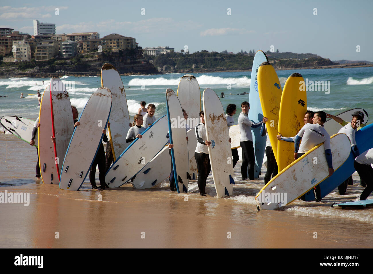 Surfer am Strand von Manly, Vorort von Sydney, New South Wales, Australien Stockfoto