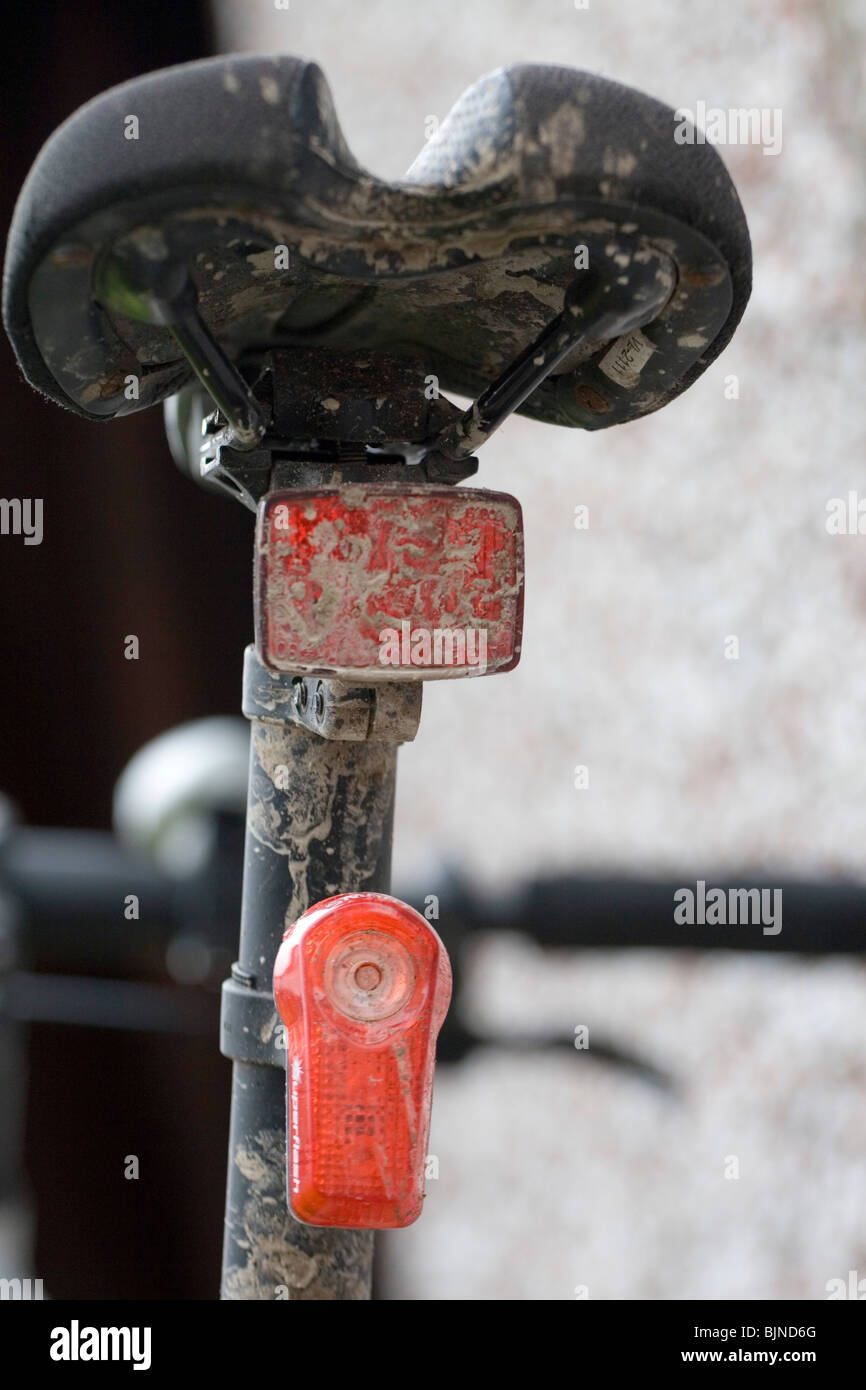 Eine schlammige rote hintere Reflektor und Rcklicht montiert auf einer  Sattelsttze mit dem Fahrrad unter einem Sattel Stockfotografie - Alamy