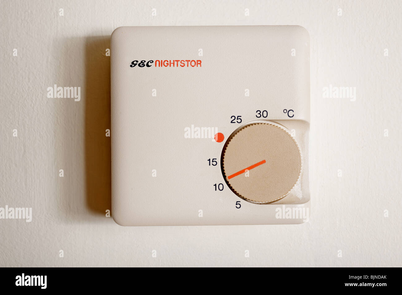 Zentralheizung Thermostat gedreht bis auf 10 Grad um Geld zu sparen Stockfoto