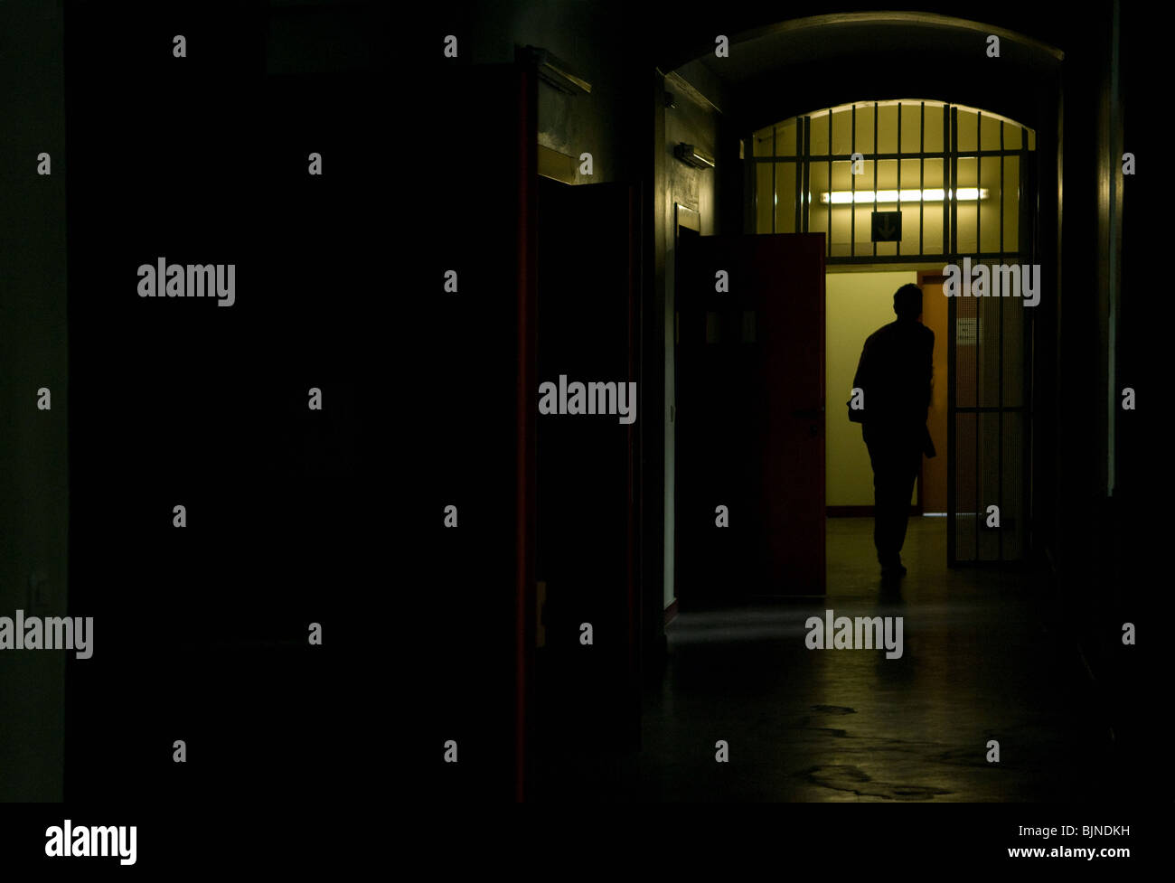 Dunklen Korridor mit menschliche silhouette Stockfoto