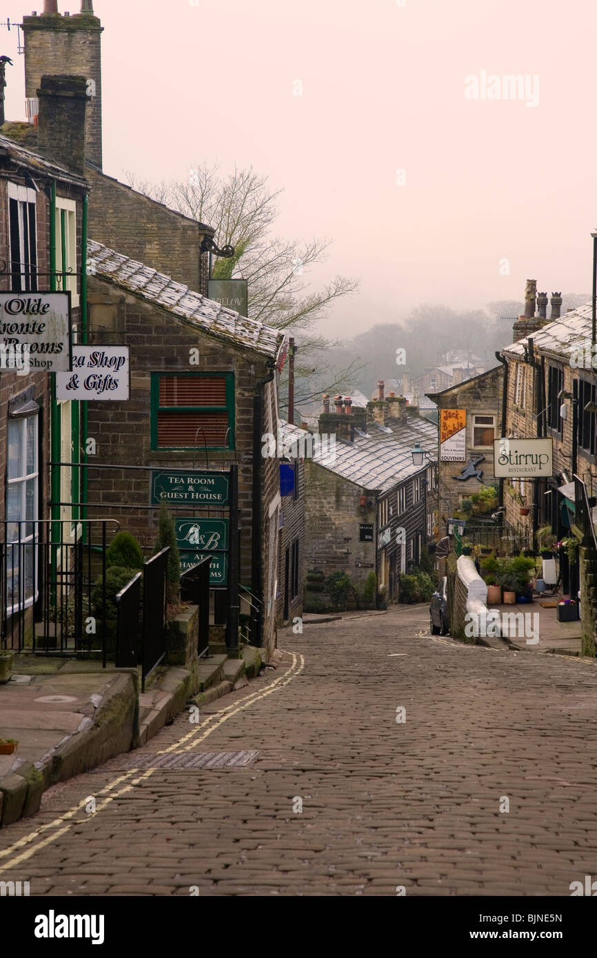 Die Cobbled Hauptstraße bei Haworth, Heimat der Bronte Schwestern West Yorkshire UK Stockfoto