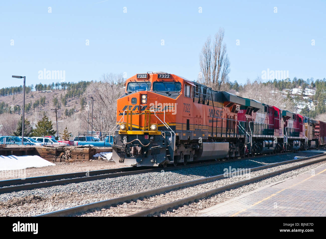 BNSF (Burlington Northern Santa Fe) Diesel Lokomotive zieht einen Zug durch Flagstaff, Arizona. Stockfoto