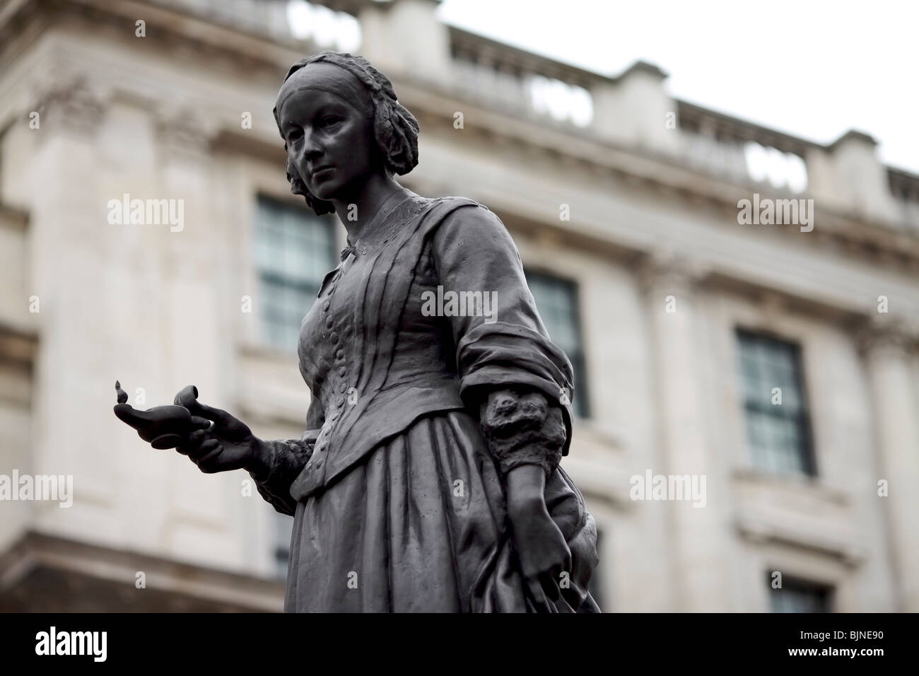 Statue von Florence Nightingale, bekannt als die Dame von der Lampe im Krimkrieg nahe dem wachen-Denkmal in London Stockfoto