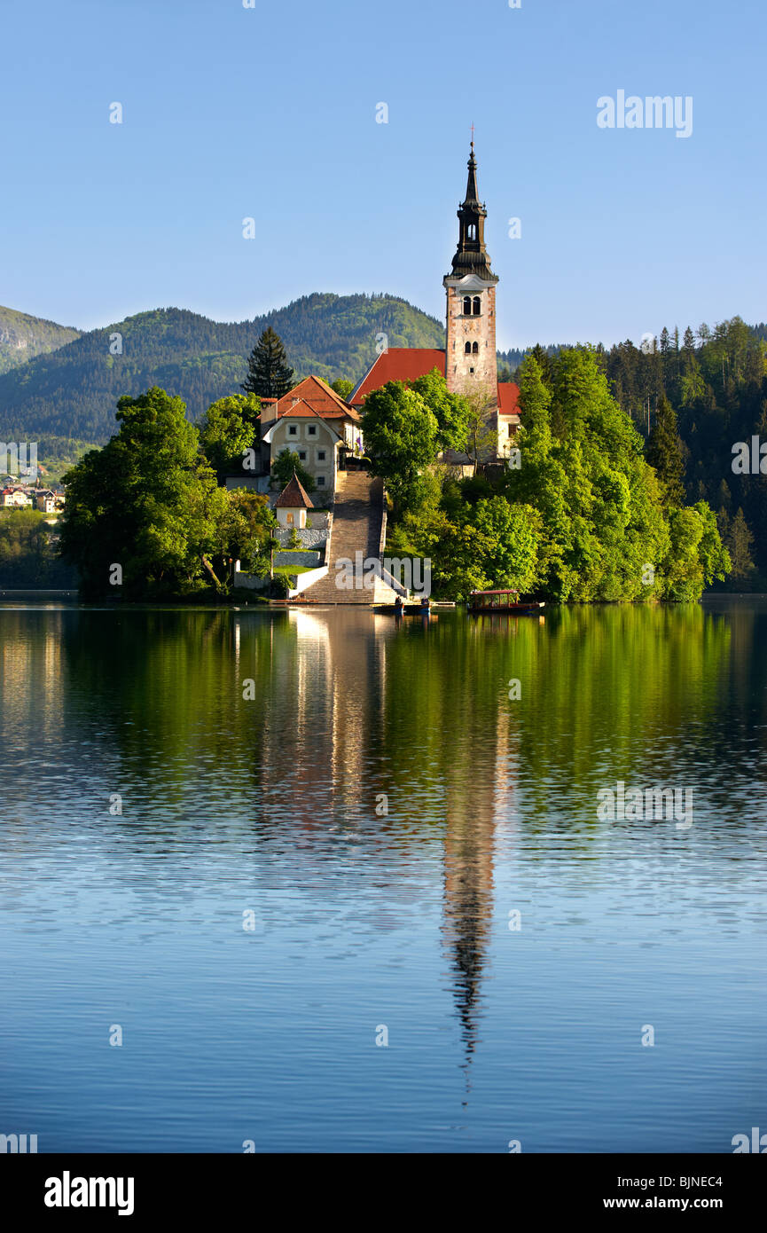 Übernahme der Wallfahrtskirche Maria in der Mitte des Sees Bled Slowenien. Stockfoto