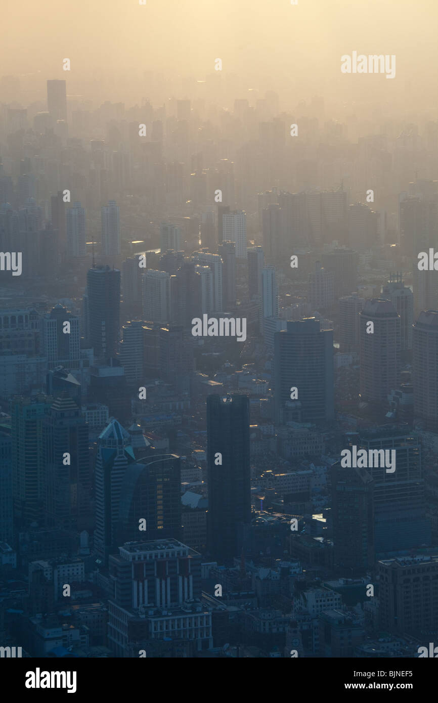 Trüben Abend Aussicht auf die Innenstadt Shanghai Huangpu Fluss von Pudong Lujiazui financial District, China Stockfoto Trüben Abend Aussicht auf die Innenstadt Shanghai Huangpu Fluss von Pudong Lujiazui financial District, China Stockfoto