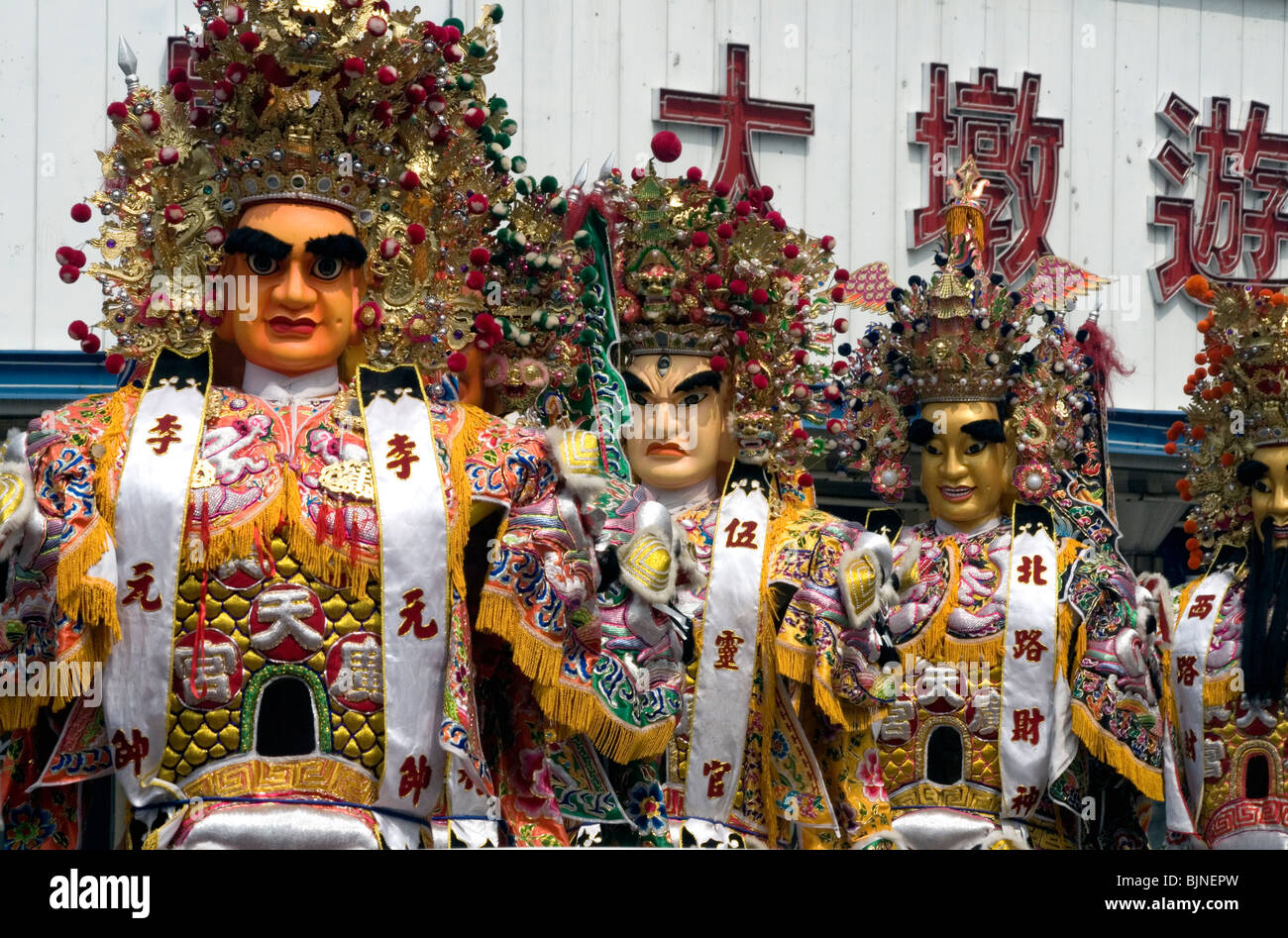 Feuerwerk und eine Prozession von Gottheiten markieren das Ende der Lunar New Year Feierlichkeiten in Taichung, Taiwan Stockfoto