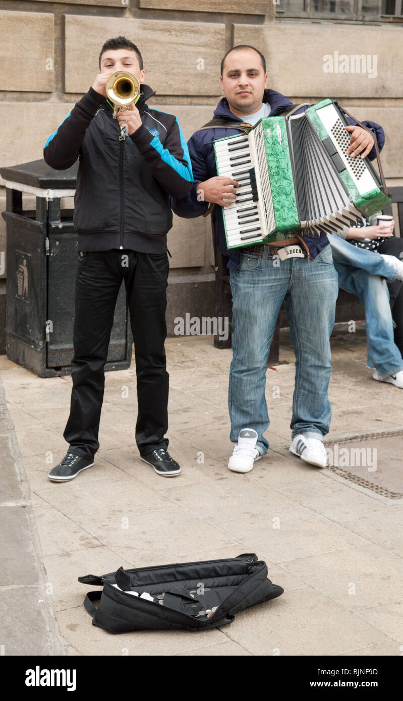 Zwei Buskers Horn und Akkordeon zu spielen, auf dem Marktplatz, Cambridge, UK Stockfoto