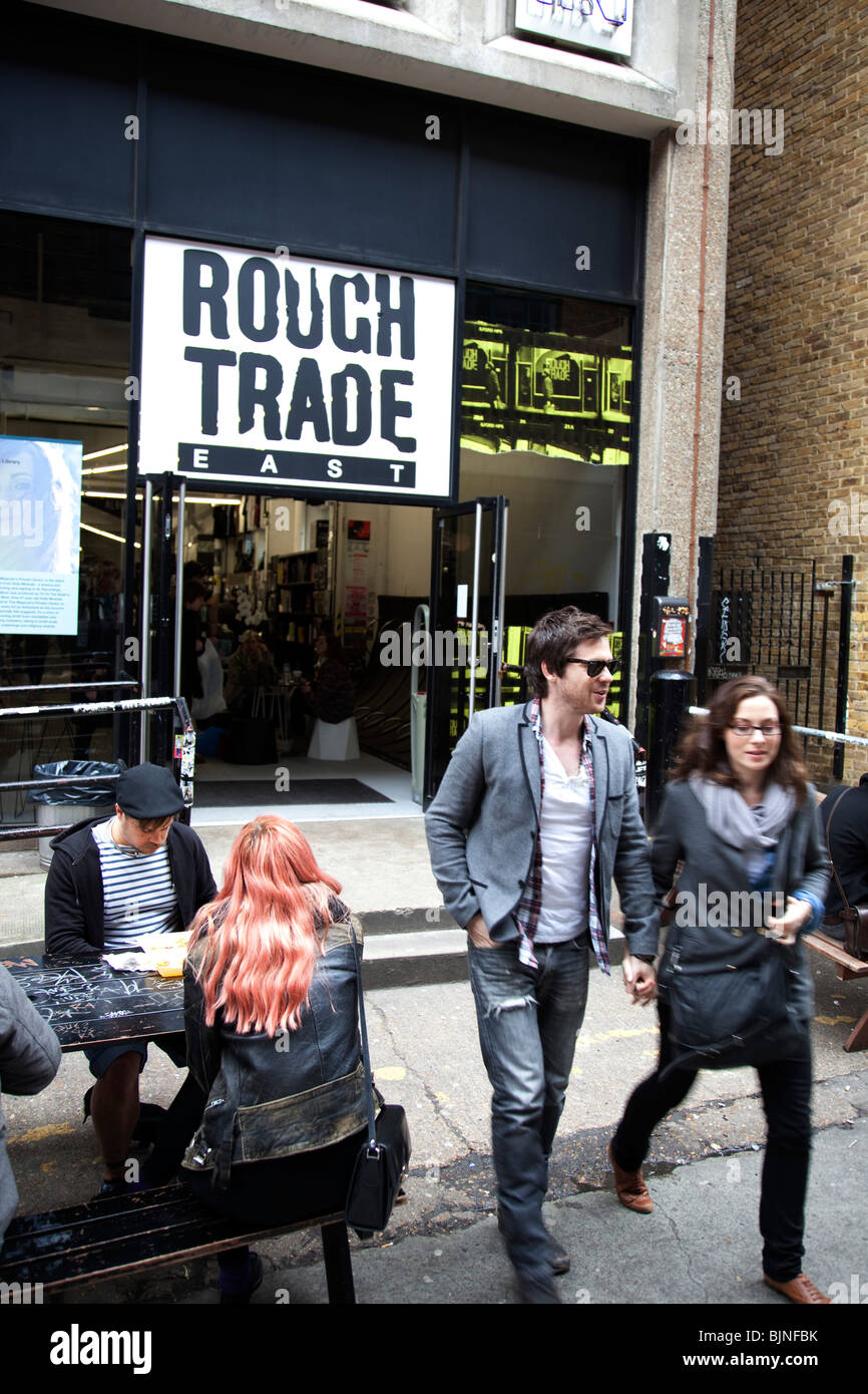 Szenen am Brick Lane, East London. Rough Trade Osten unabhängigen Plattenladen. Stockfoto