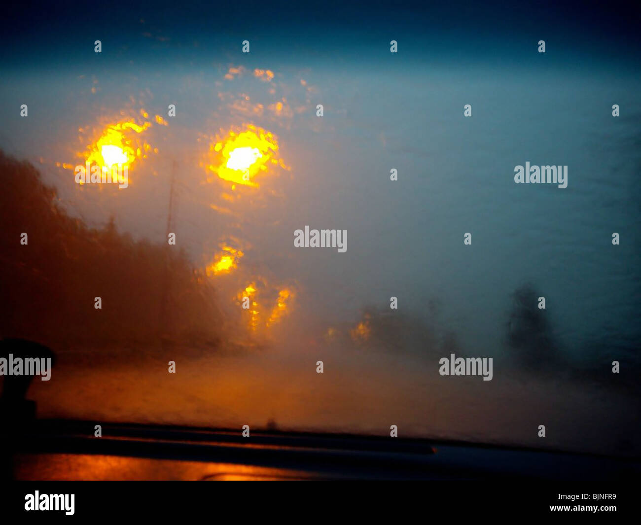Straßenfahrt unter schrecklichen Wetterbedingungen irgendwo E18 in der Nähe von Helsinki als es aus dem Auto gesehen. Scheibenwischer waren keine Hilfe. Stockfoto