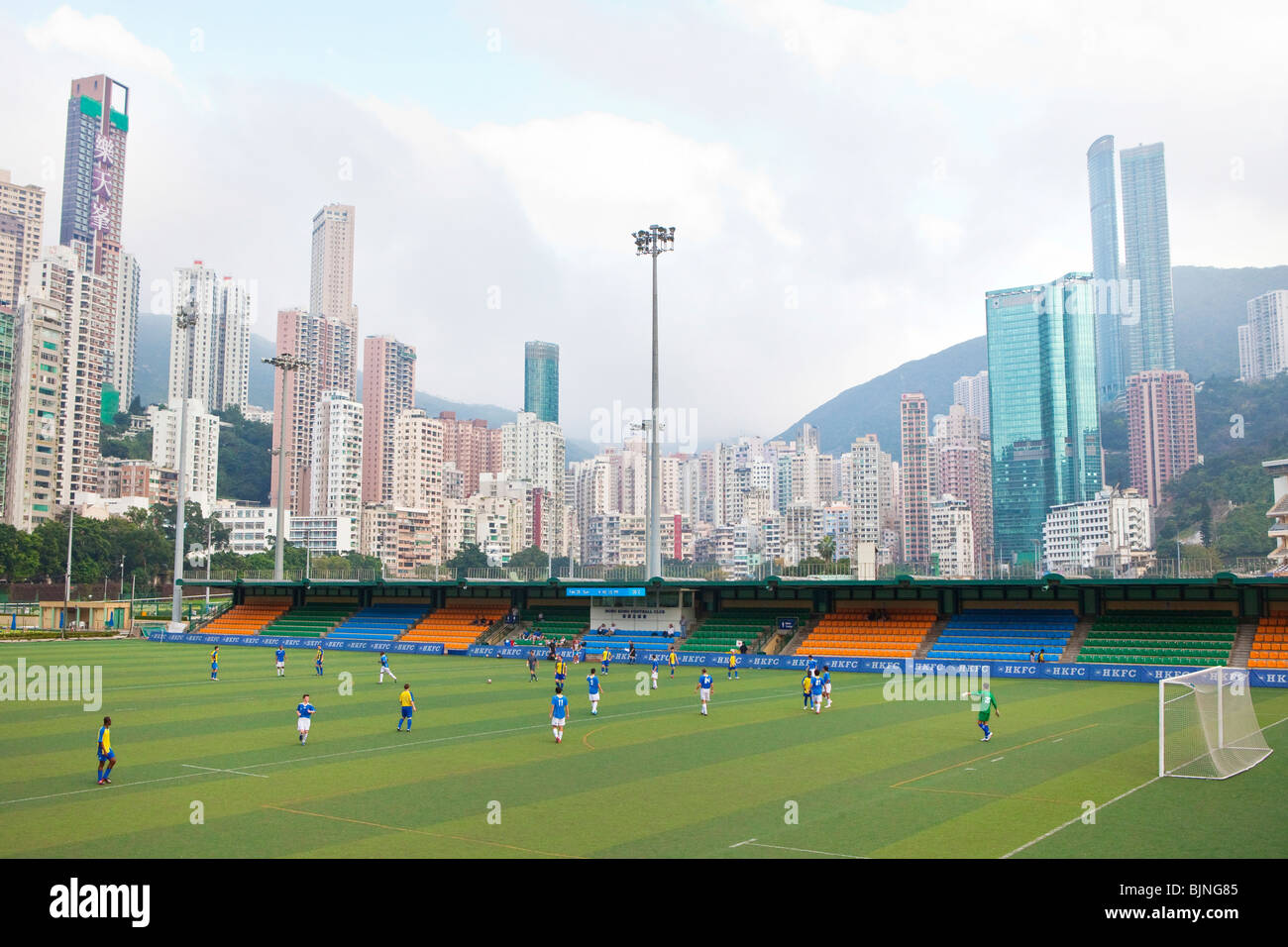 Ein Fußball Spiel gespielt auf einem Stellplatz in The Happy Valley Racing Course, Hong Kong Stockfoto