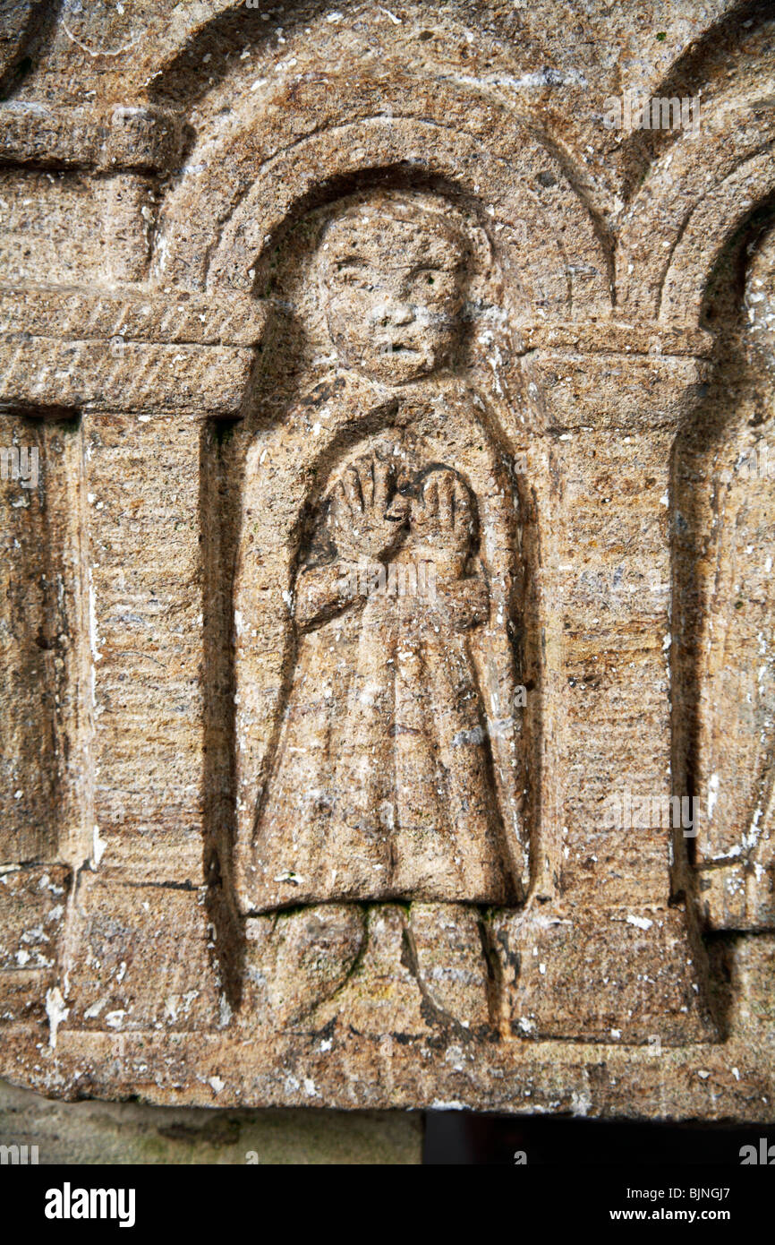 Schnitzen der eine betende Figur im 12. Jahrhundert Schriftart, Breckles, Norfolk Stockfoto