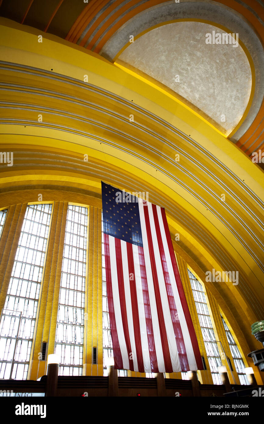 Amerikanische Flagge hängt von der Art-déco-Decke des Union Terminals ex Railroad station jetzt Cincinnati Museum Center, Ohio, USA Stockfoto