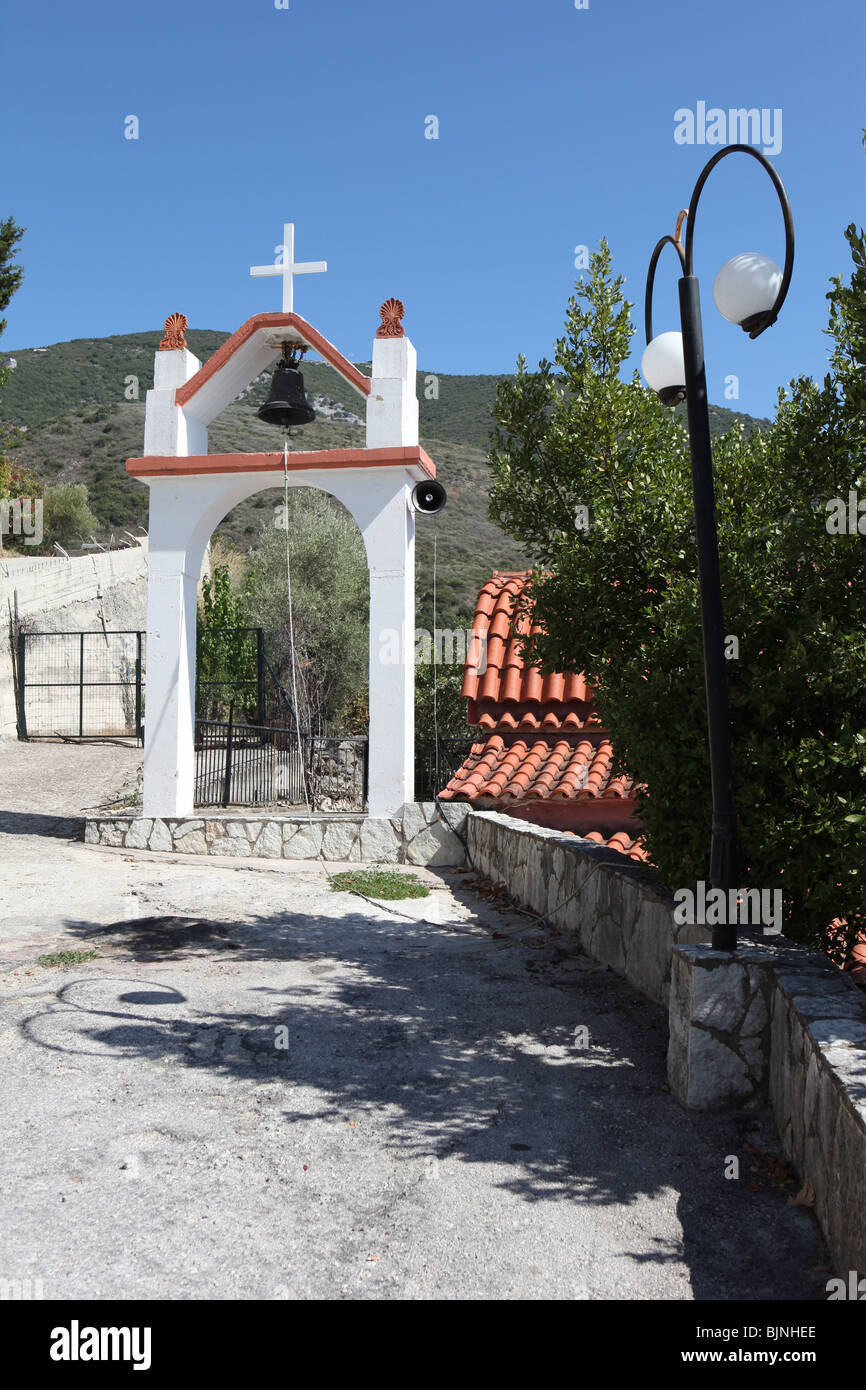 Traditionelle Szene in einem griechischen Dorf, ein Bogen mit einer Glocke und Kreuz. Stockfoto
