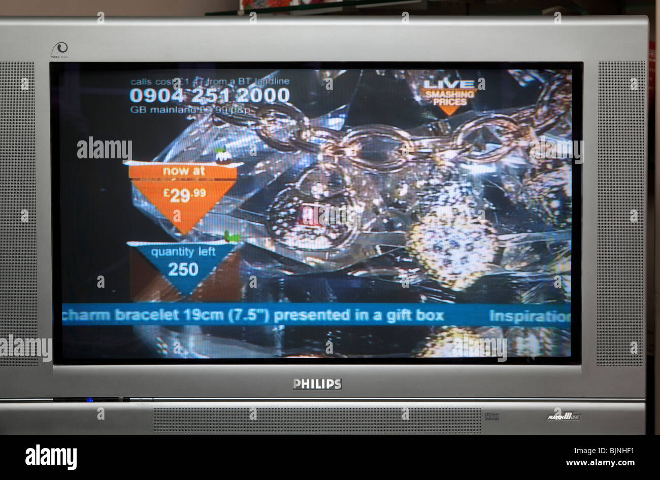 TV-Bildschirm zeigt shopping-Sender Stockfoto
