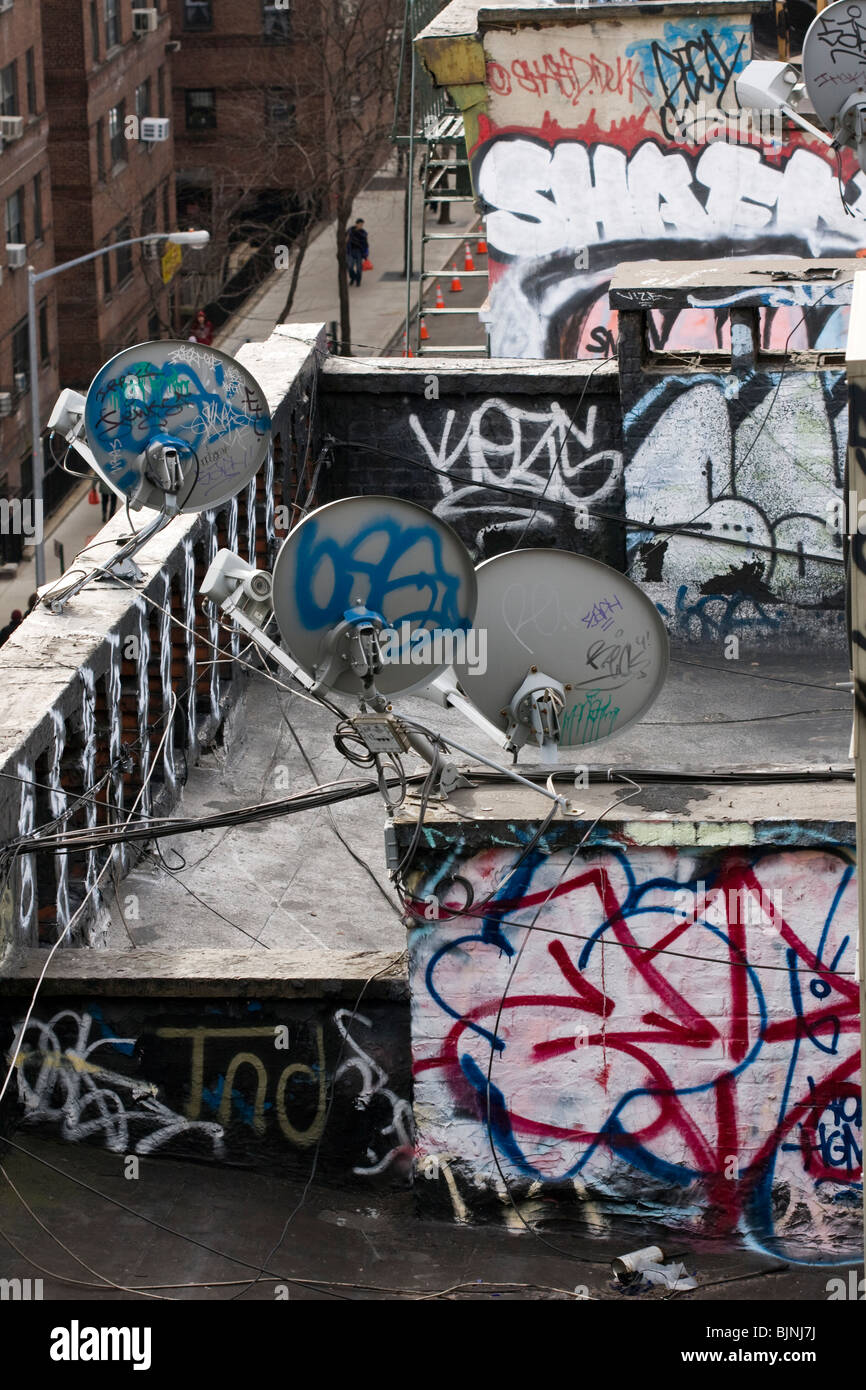 Graffiti auf Gebäude Dach in New York City. Stockfoto