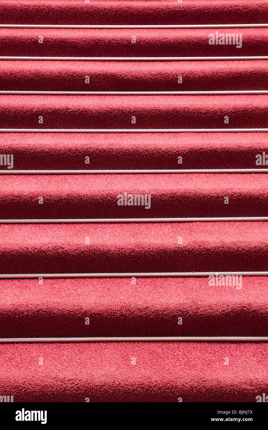 Abstraktes Bild von roten Teppich auf symmetrische Treppen Stockfoto