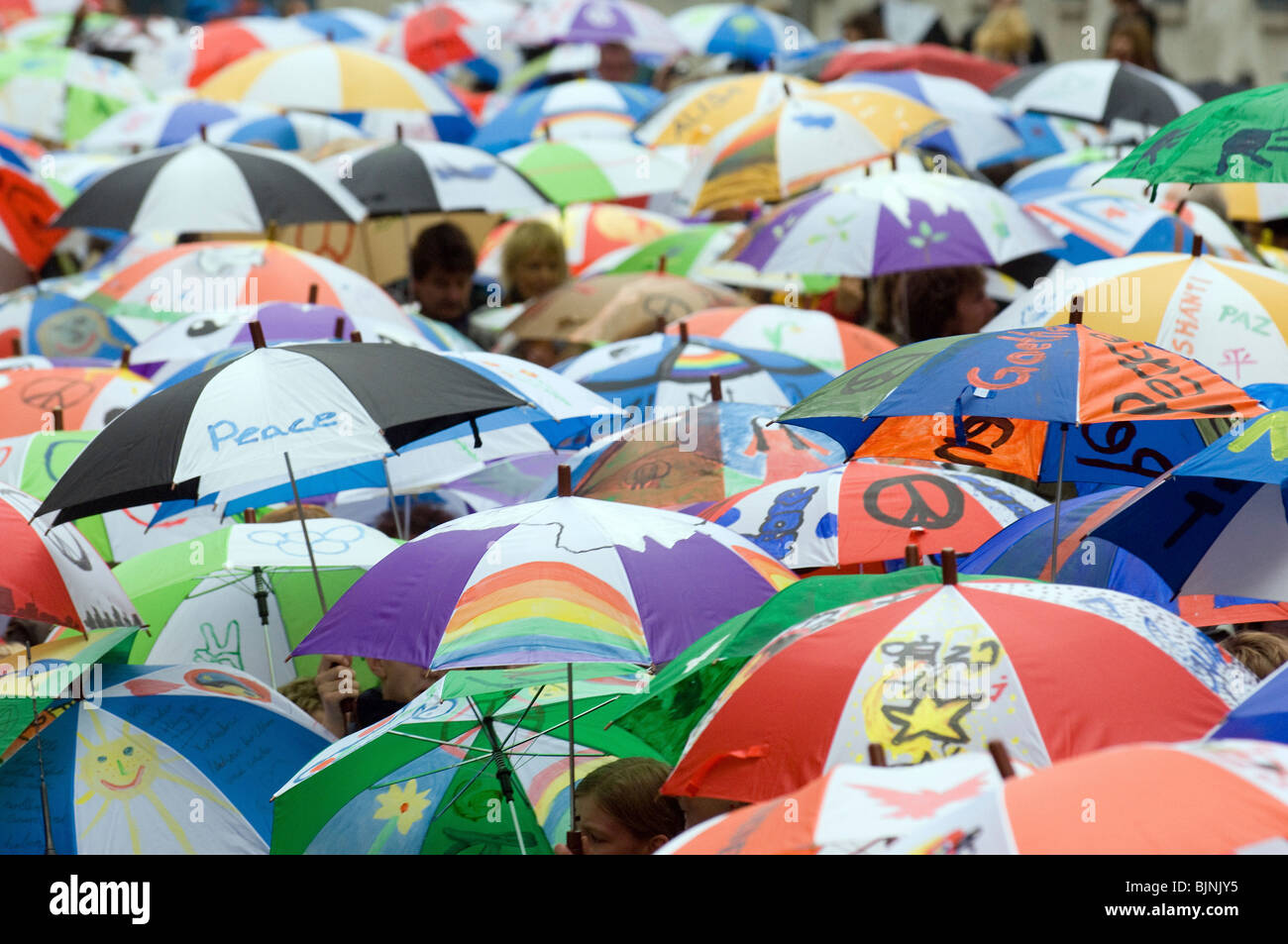 Lamb Umbrellas For Peace Demonstration, Berlin, Deutschland Stockfoto