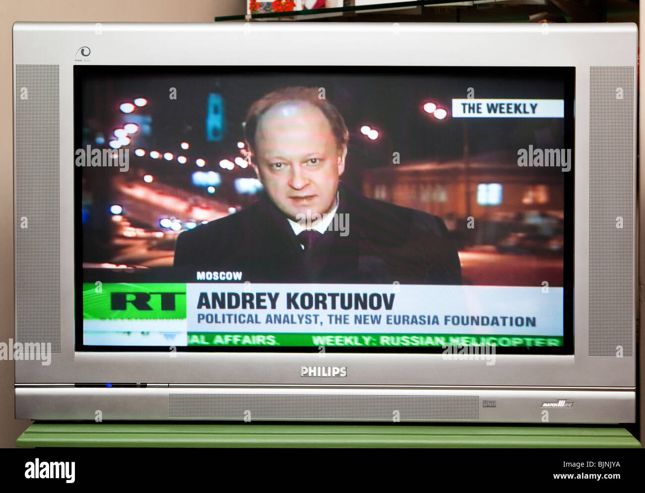 TV-Bildschirm zeigt Russland heute RT News-Kanal Stockfoto