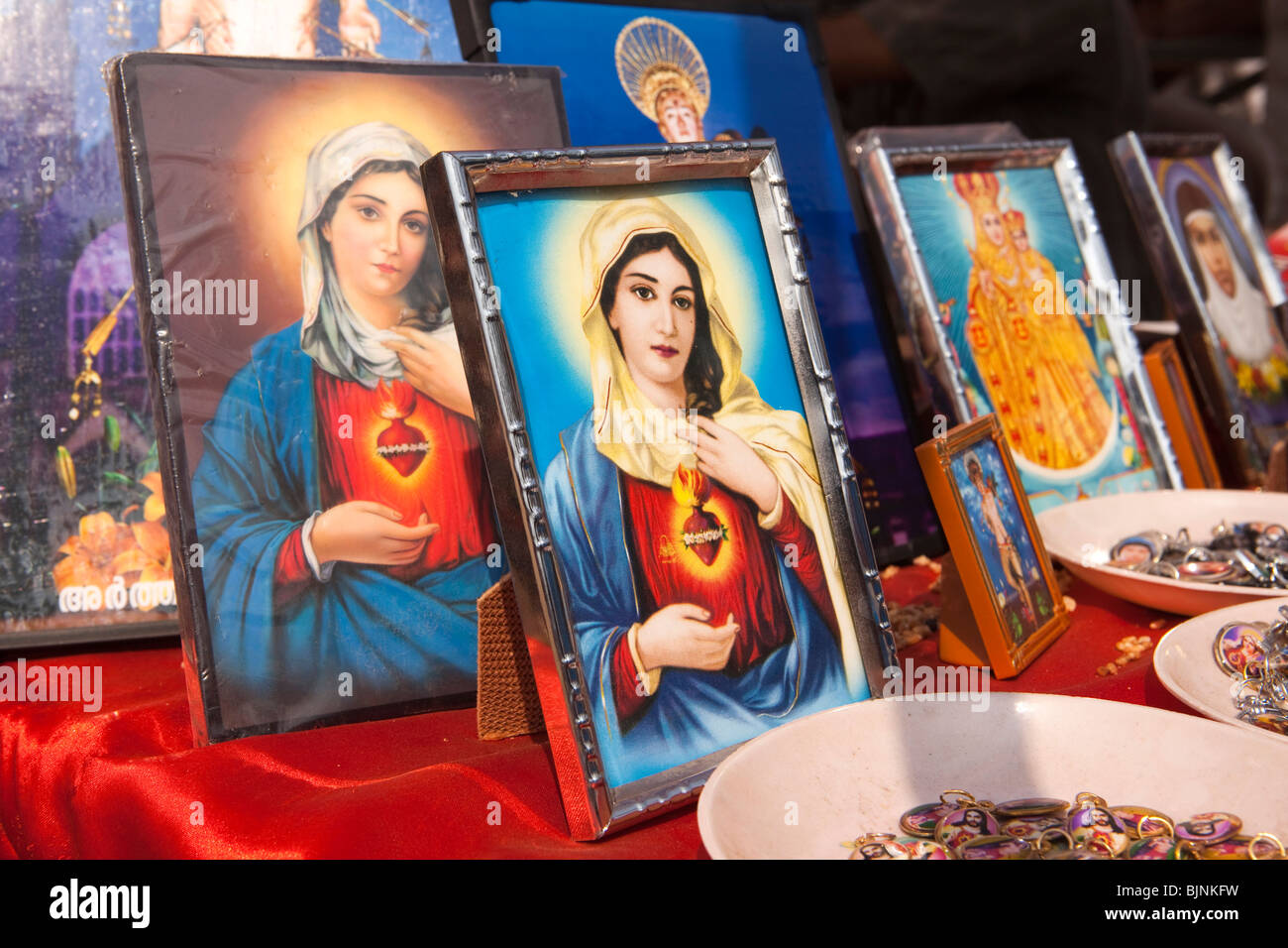 Indien, Kerala, Alappuzha (Alleppey) Arthunkal, fest des Heiligen Sebastian, kleine religiöse Bilder zum Verkauf Stockfoto
