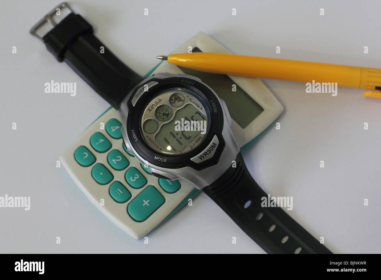 billige Kunststoff asiatischen Digitaluhr mit Taschenrechner und  Kugelschreiber Stockfotografie - Alamy