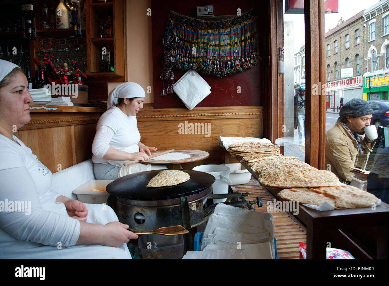 Türkische Frauen bereiten Sie Gözleme im Evin Cafe - eine türkische kurdische Café befindet sich in Dalston Stadtteil von London Stockfoto