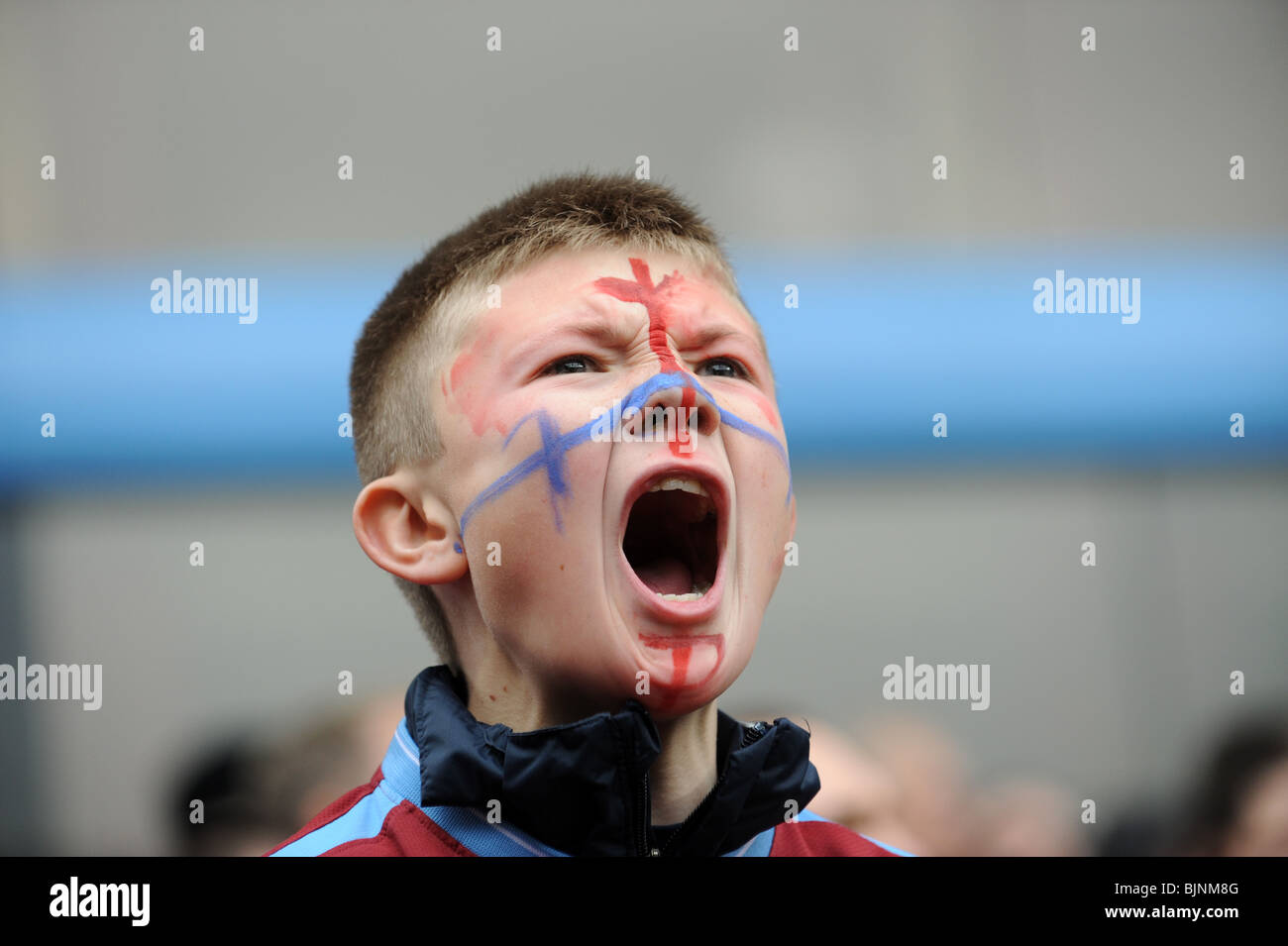 Junge Aston Villa Fußballfan schreien Unterstützung für sein Team Birmingham England Uk Stockfoto