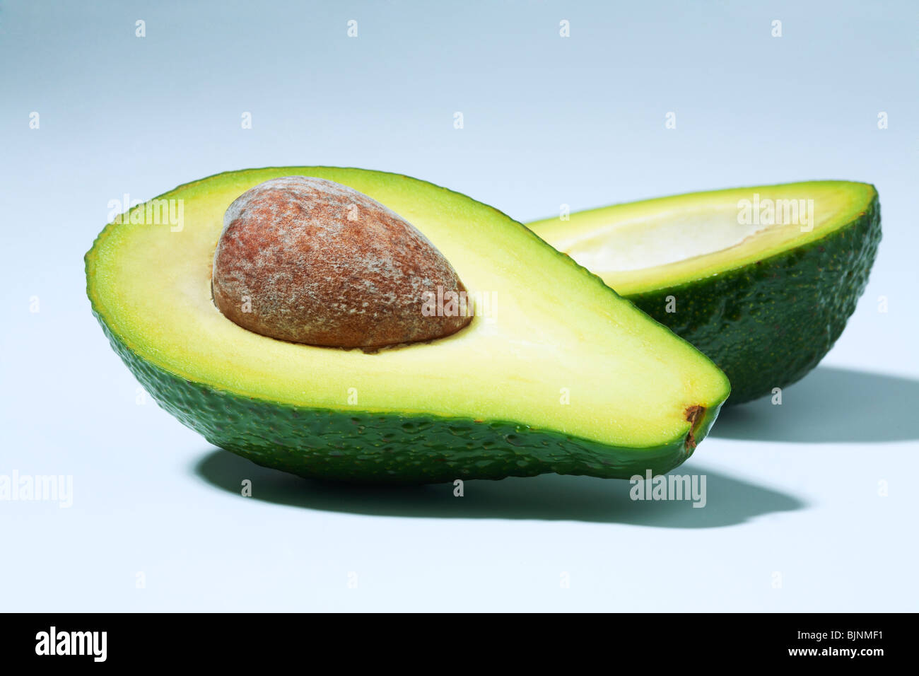 Close-up Avocado in zwei Hälften geschnitten Stockfoto