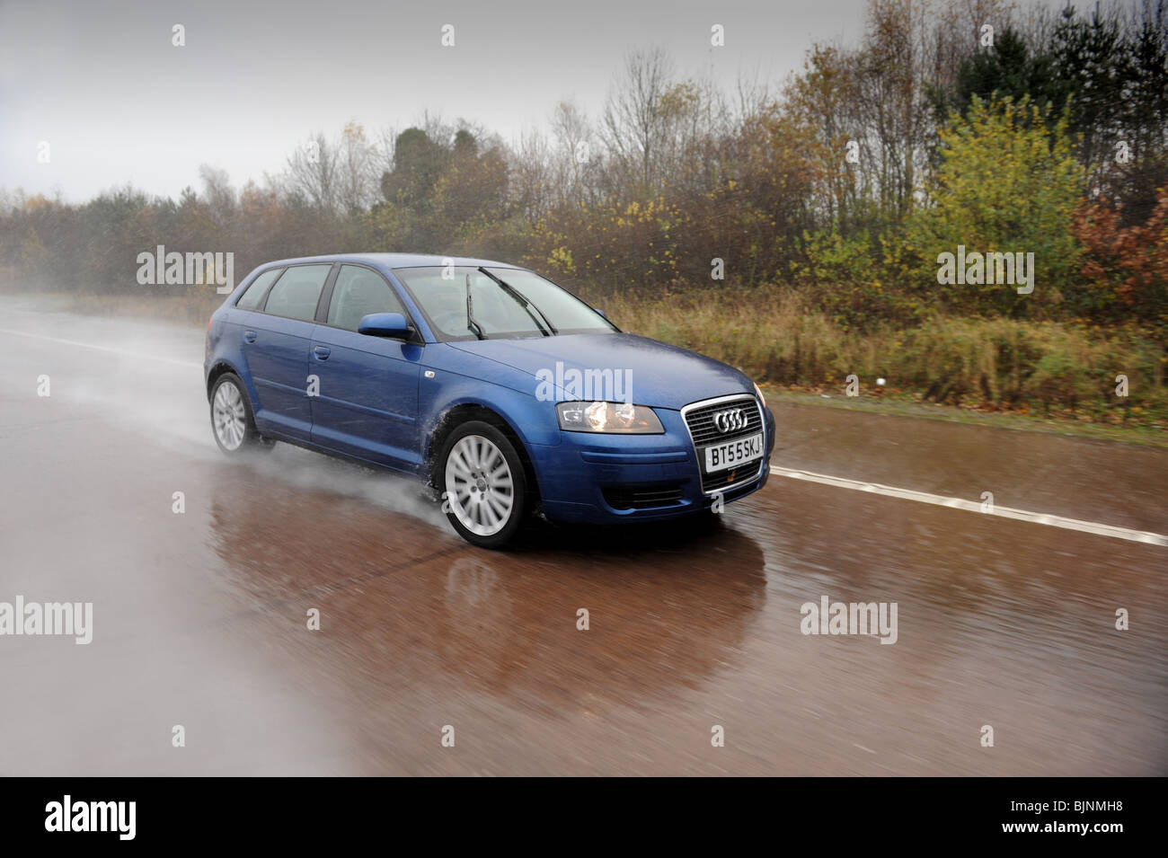 Audi A3 Auto bei starkem Regen auf Autobahn uk Stockfoto