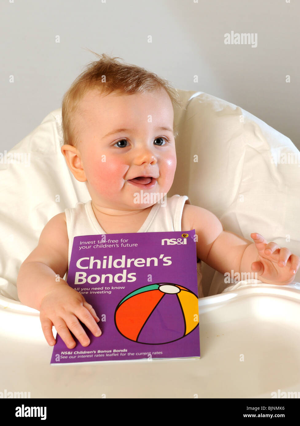 Baby Boy mit nationalen Sparbriefe Childrens Broschüre Stockfoto