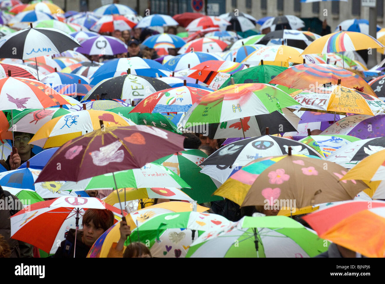 Lamb Umbrellas For Peace Demonstration, Berlin, Deutschland Stockfoto