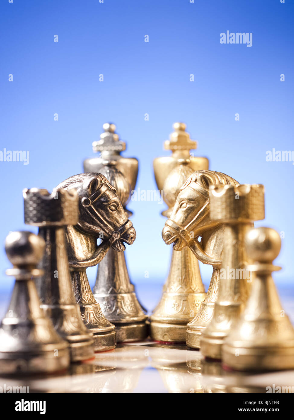 Schachbrett und Schachfiguren Stockfoto