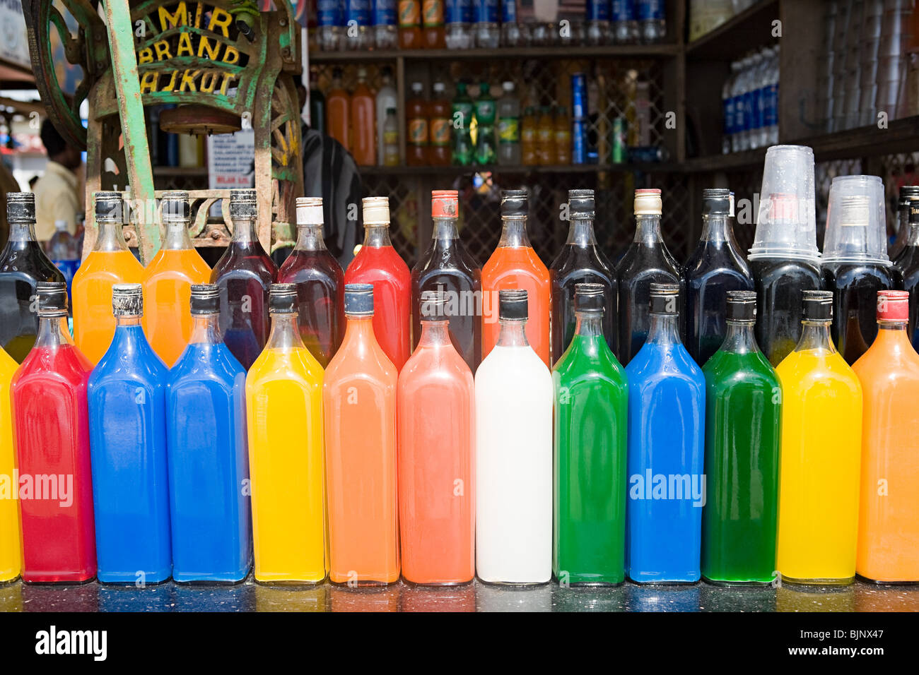 Drink an einer Bar Flaschen Stockfoto