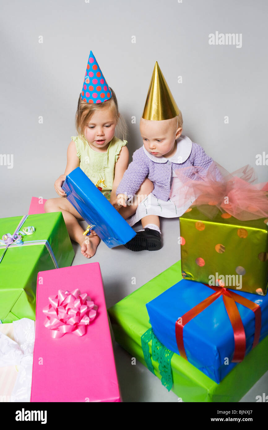 Kleine Mädchen mit Geburtstagsgeschenke Stockfoto