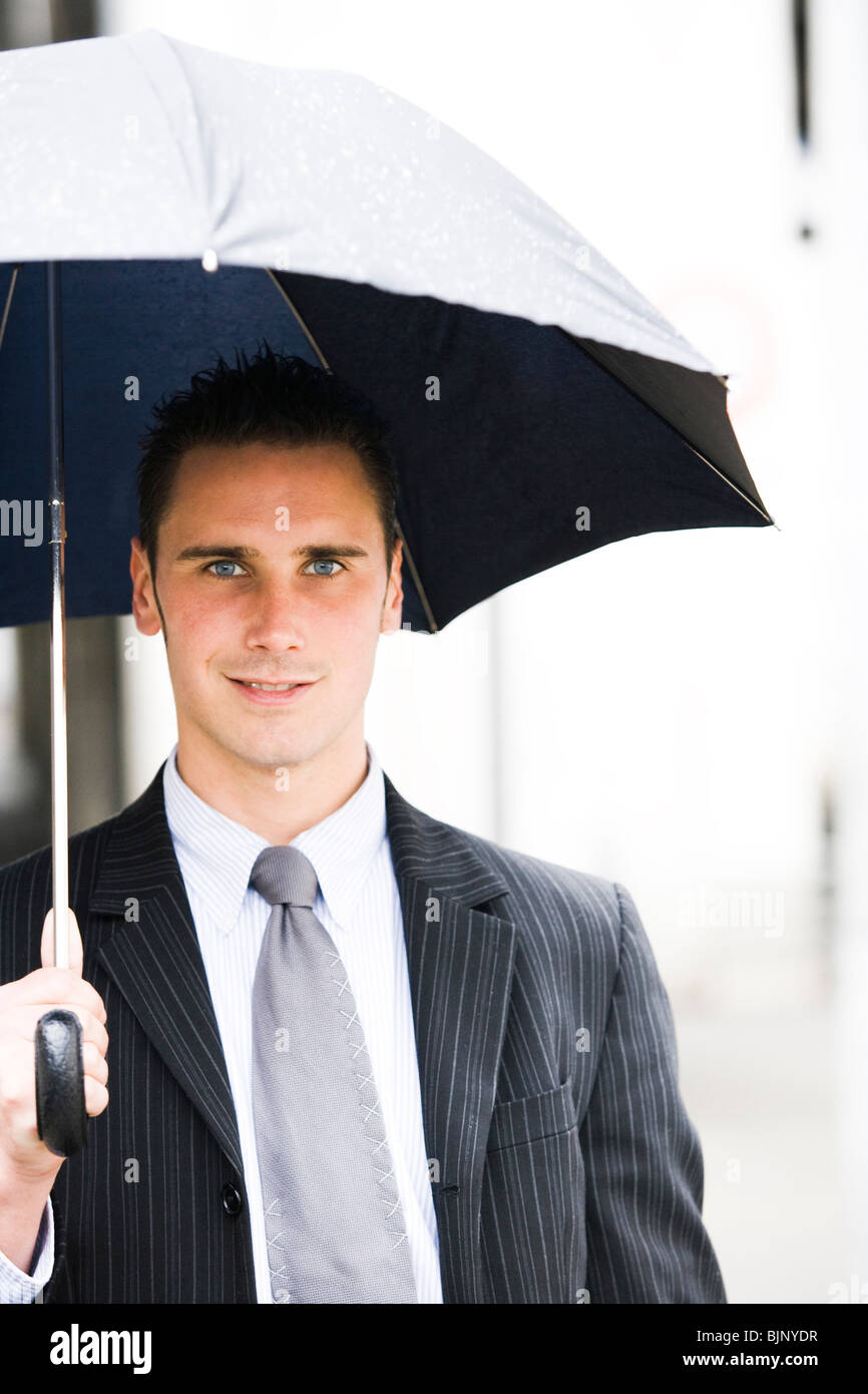 Nahaufnahme der Mann mit Regenschirm Stockfoto