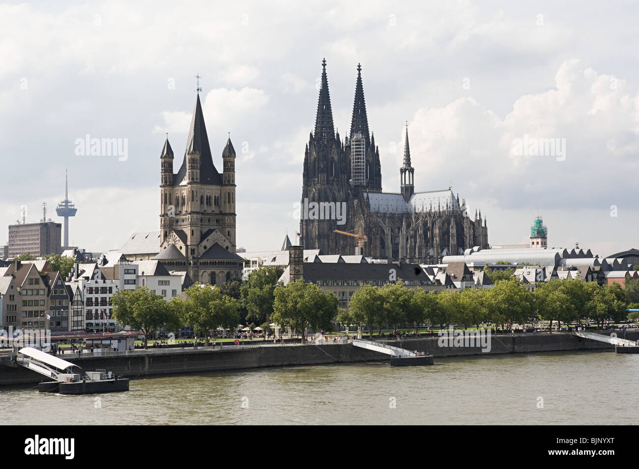 Groß St. Martin Kirche und Kölner Dom Stockfoto