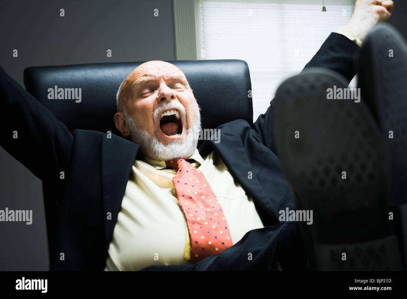 Nahaufnahme der Geschäftsmann Gähnen im Büro Stockfoto