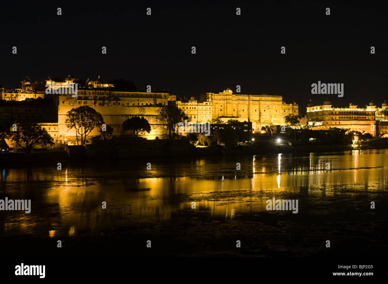 Nachtansicht des Stadtschlosses und Pichola-See Stockfoto