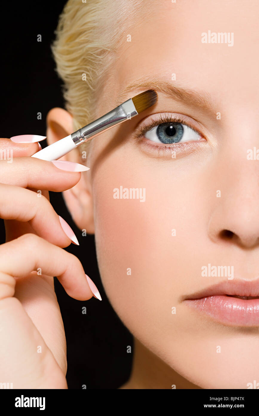 Frau mit Make-up Pinsel Stockfoto