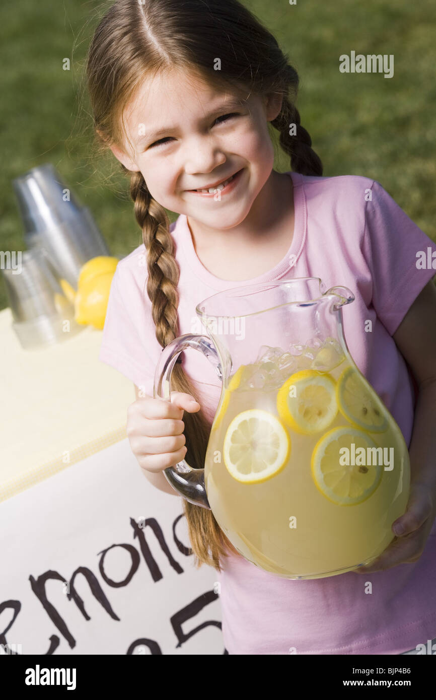 Mädchen verkaufen Limonade Stockfoto