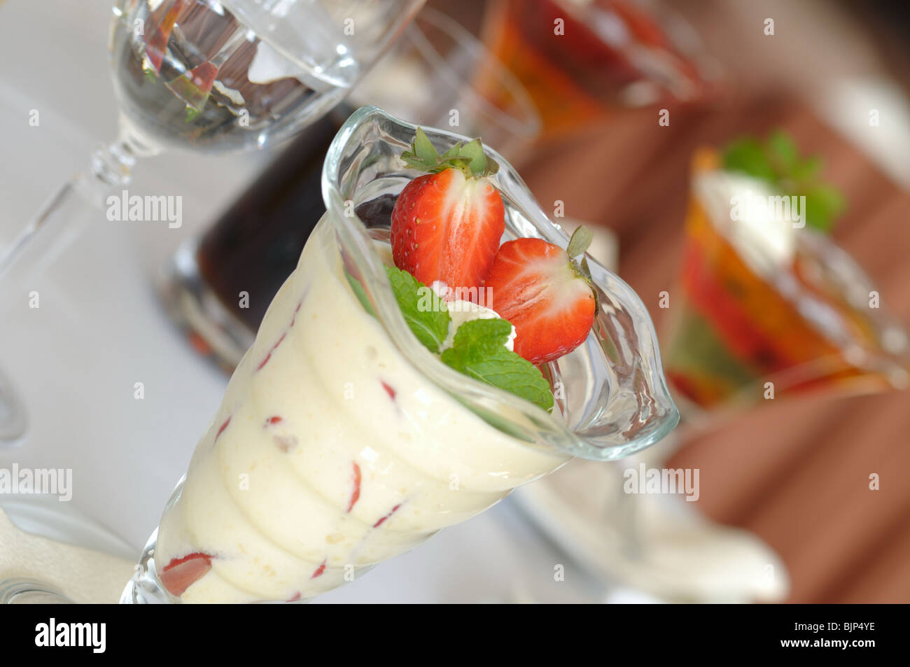 Zabaione mit Erdbeeren serviert im restaurant Stockfoto
