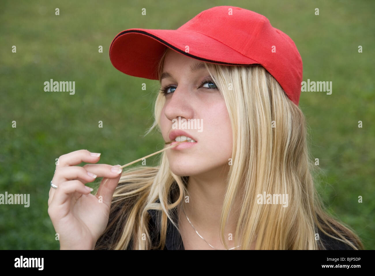 Mädchen mit roten Baseballmütze Stockfoto