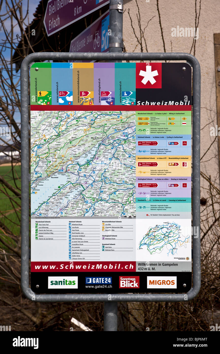 Ein Wegweiser zeigt, Radwege, Wanderwege, und andere Freizeitaktivitäten, Schweiz. Charles Lupica Stockfoto