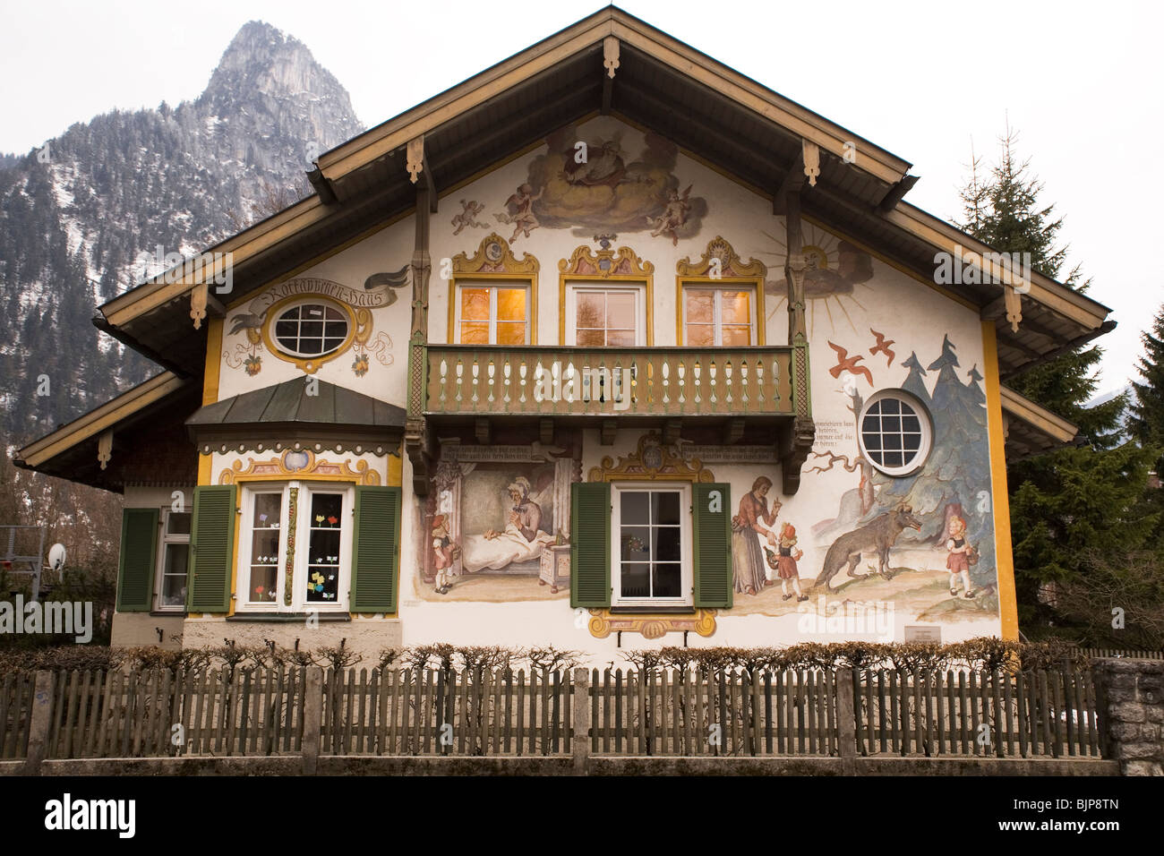 Ein wunderschön bemalte Haus zeigt Szenen aus Geschichten wie Little Red Riding Hood in Oberammergau, Bayern, Deutschland. Stockfoto