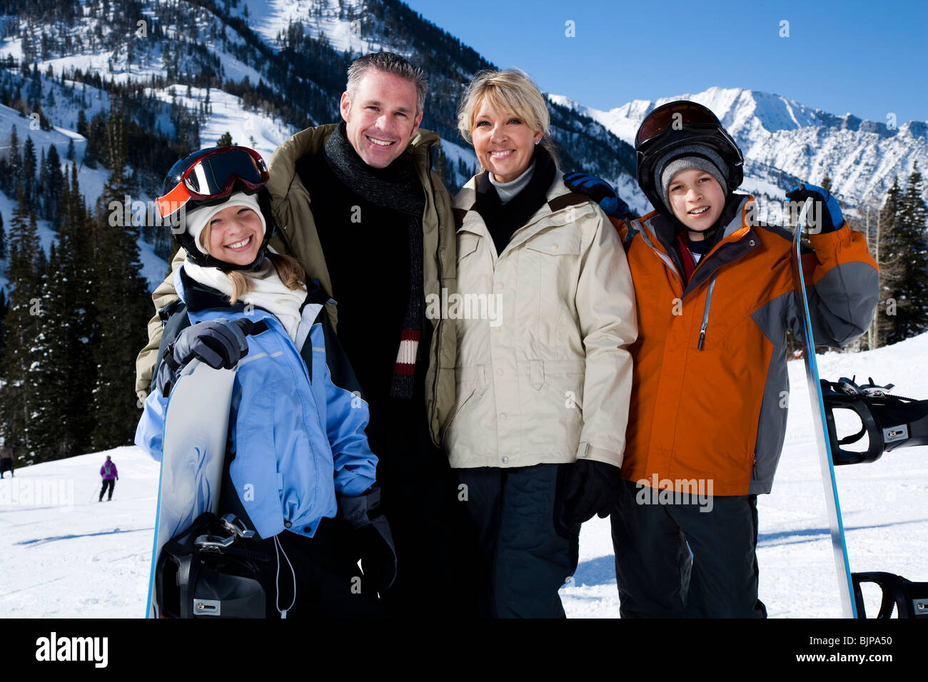 Eine Familie auf einem verschneiten Berg Stockfoto