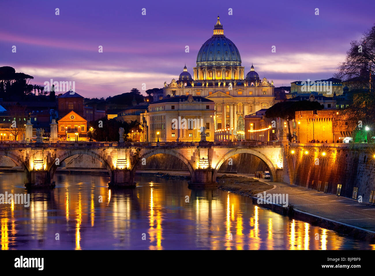 St. Peter Basilika und Sant' Angelo-Brücke bei Nacht, Rom Stockfoto