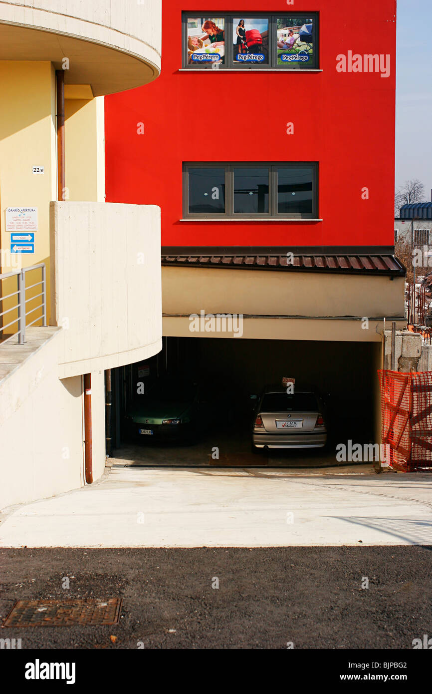 Garage ein neues Haus in Bruino, Turin, Piemont Stockfoto