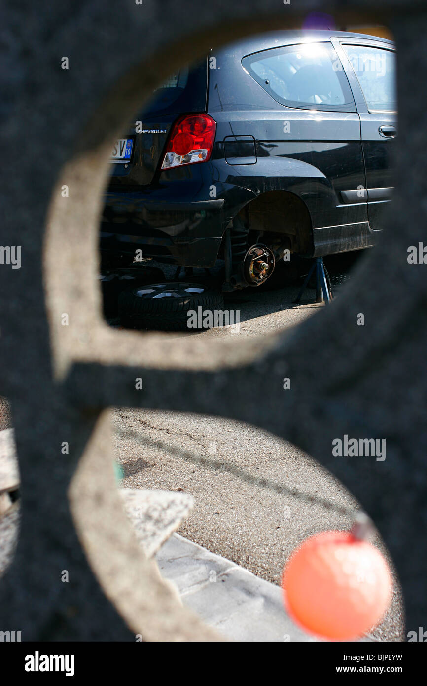 Kaputtes Auto in einer Reparaturwerkstatt für Autos Stockfoto